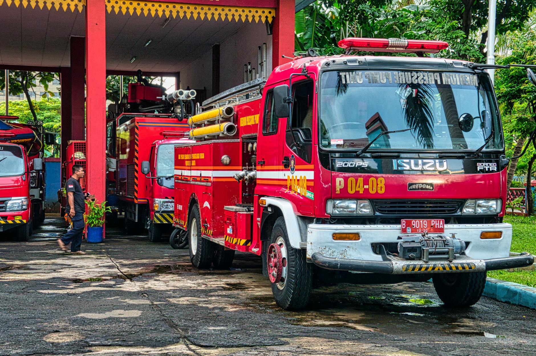 Unsere Einsatzfahrzeuge vor dem Feuerwehrhaus